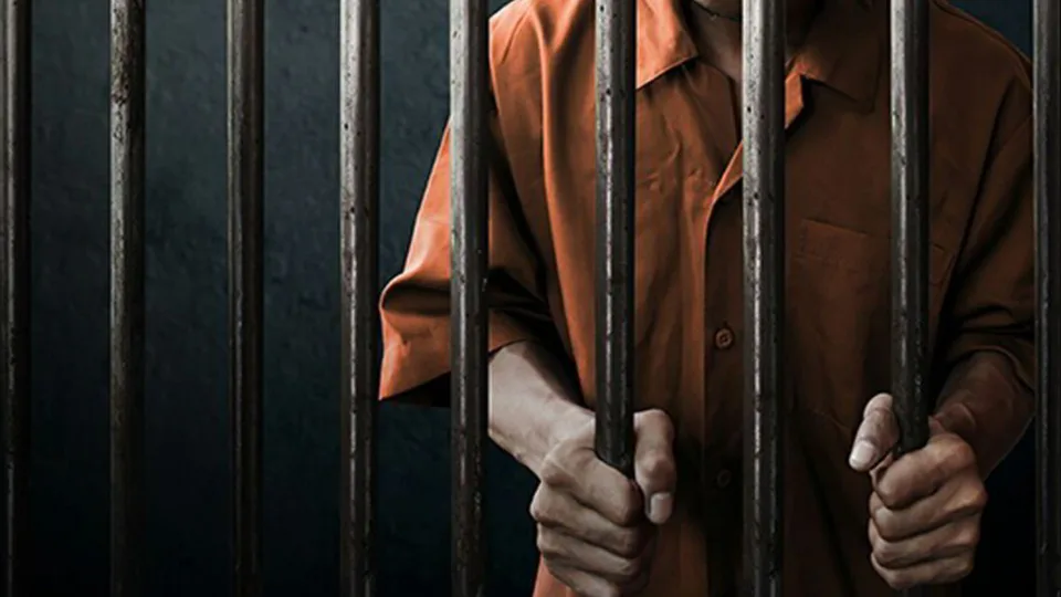Crime of fashion: Spanish prison officers object to inmate-made uniforms
